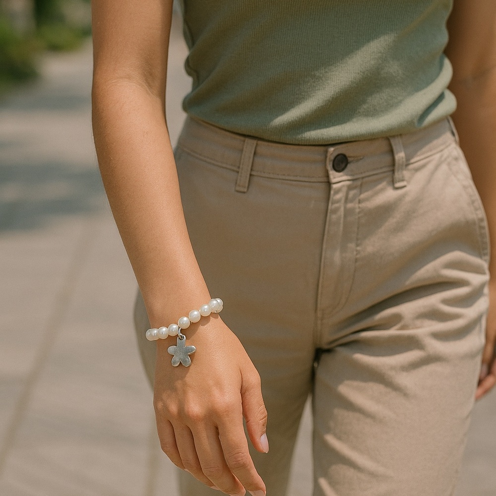 Faux Pearl bead bracelet with charm stretch white